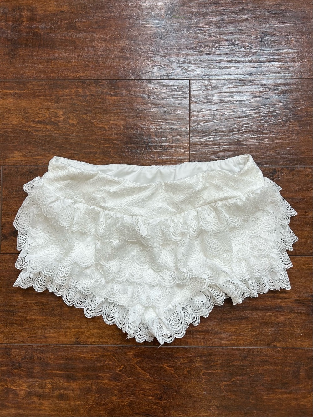 Forever 21 White Lace Ruffle Women’s Shorts